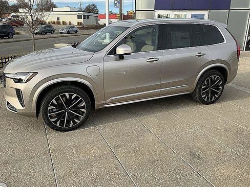 New 2026 Volvo XC90 T8 Plus w/ Protection Package Premier AWD/4WD image 11
