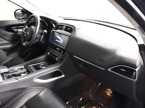 Used 2020 Jaguar F-PACE Prestige image 19