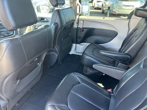 Used 2023 Chrysler Pacifica Touring-L FWD image 30