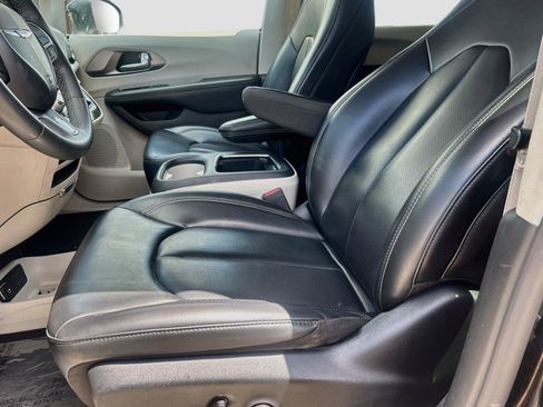 Used 2023 Chrysler Pacifica Touring-L FWD image 20