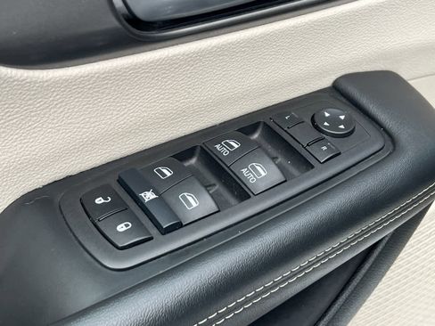 Used 2024 Chrysler Pacifica Touring-L image 13