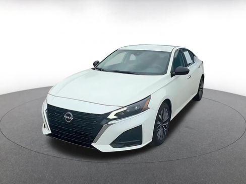 Used 2025 Nissan Altima 2.5 SV FWD image 5