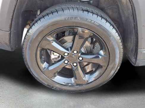 Used 2023 Jeep Grand Cherokee Altitude AWD/4WD image 9