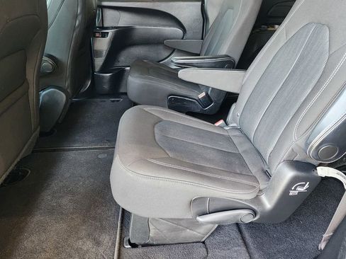 Used 2020 Chrysler Pacifica Touring w/ S Appearance Package image 15