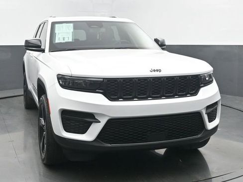 Used 2023 Jeep Grand Cherokee Altitude AWD/4WD image 8