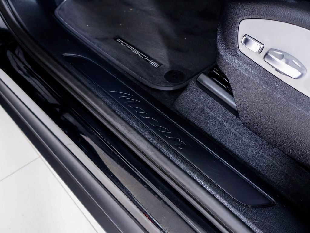 Certified 2024 Porsche Macan AWD/4WD image 24
