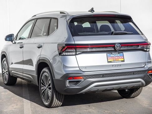New 2026 Volkswagen Taos SE image 3