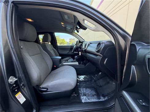 Used 2018 Toyota Tacoma SR5 AWD/4WD image 13