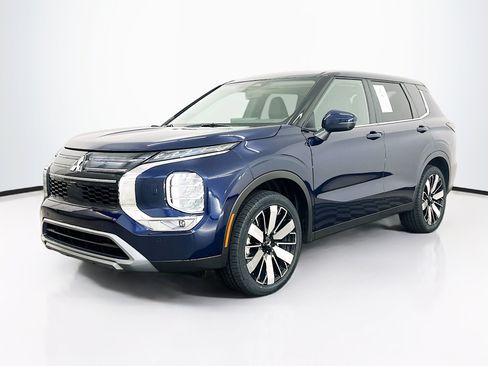 Used 2025 Mitsubishi Outlander SE AWD/4WD image 3