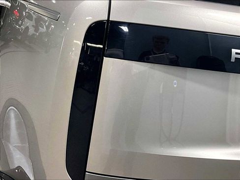 Used 2025 Land Rover Range Rover SE image 35