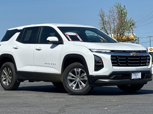 Used 2025 Chevrolet Equinox LT AWD/4WD image 2