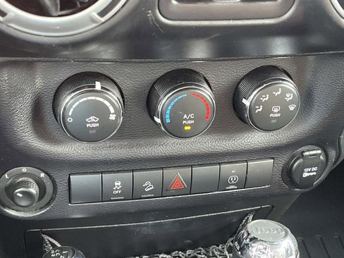 Used 2015 Jeep Wrangler Unlimited Sahara w/ Connectivity Group AWD/4WD image 26