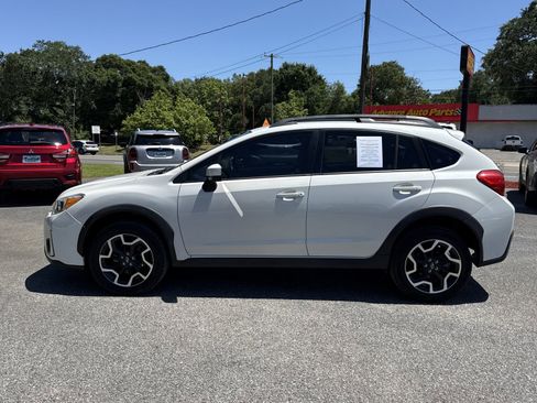 Used 2017 Subaru Crosstrek 2.0i Premium AWD/4WD image 3
