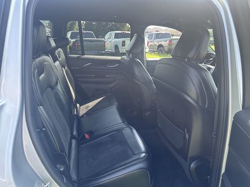 Used 2024 Jeep Grand Cherokee Altitude RWD image 7