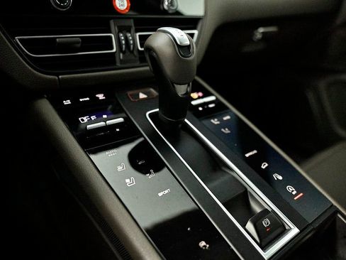 Certified 2025 Porsche Macan image 41