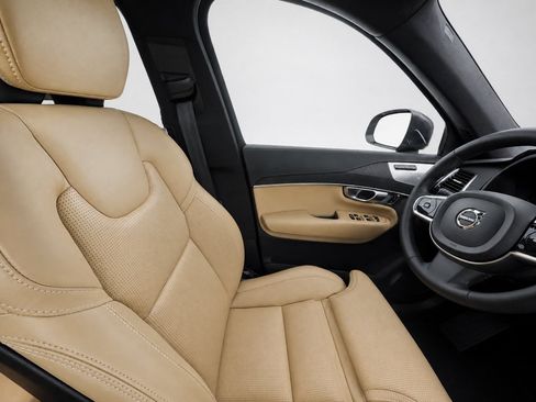 Certified 2023 Volvo XC90 T8 Ultimate w/ Lounge Package AWD/4WD image 11