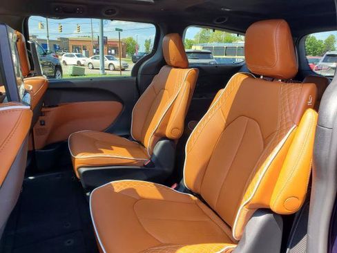 Used 2025 Chrysler Pacifica Pinnacle FWD image 28