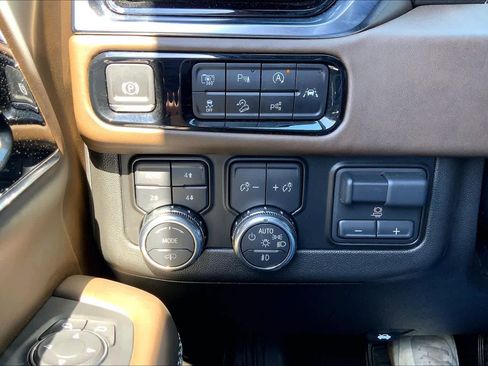 Used 2025 GMC Yukon Denali Ultimate AWD/4WD image 35