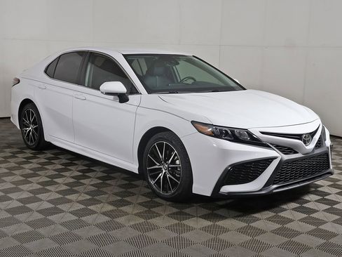 Used 2023 Toyota Camry SE FWD image 2