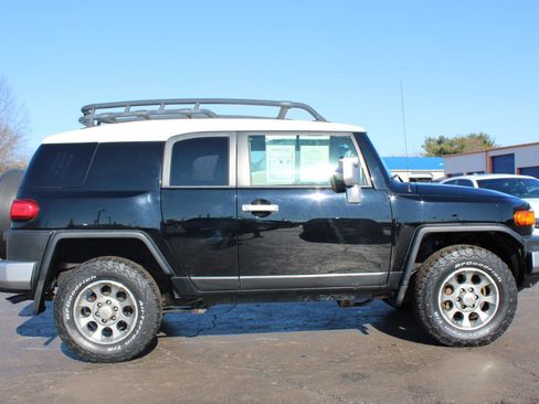 Used 2011 Toyota FJ Cruiser 4WD w/ Upgrade Pkg image 3