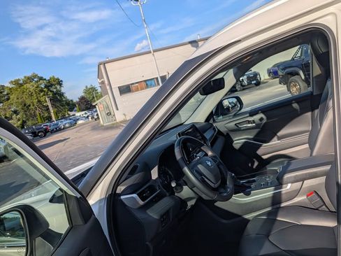 Used 2024 Toyota Highlander XLE AWD/4WD image 13