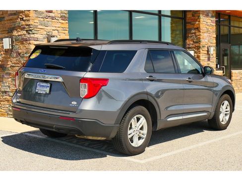 Used 2021 Ford Explorer XLT image 3