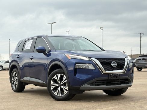 Used 2022 Nissan Rogue SV image 2