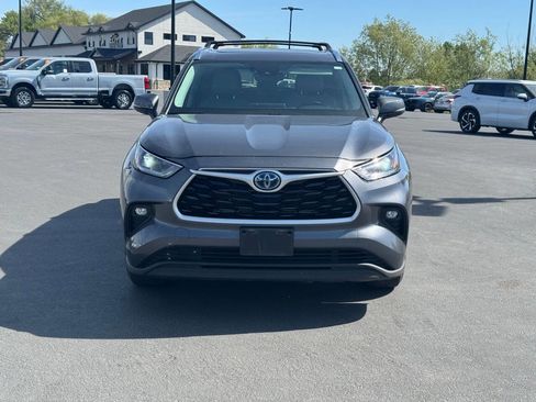 Used 2021 Toyota Highlander XLE AWD/4WD image 2