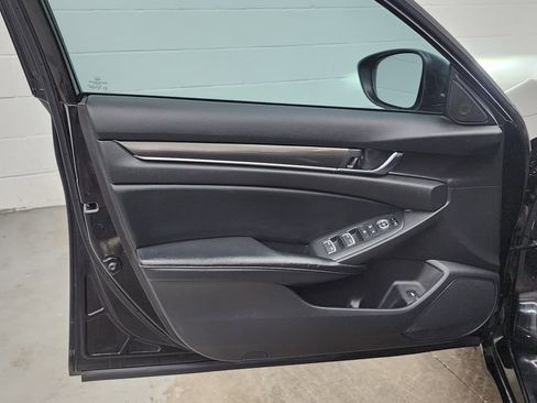 Used 2018 Honda Accord Sport image 9