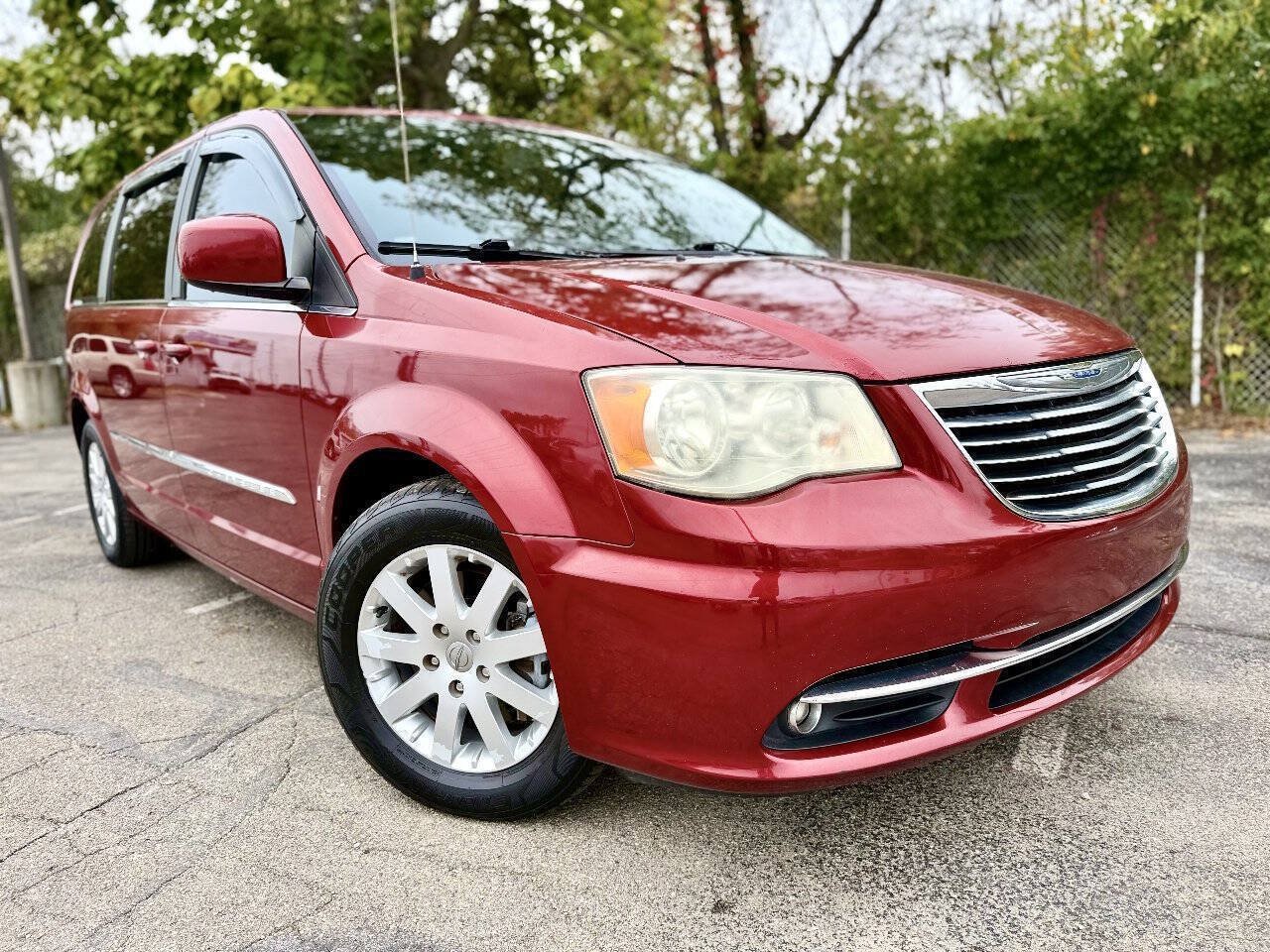 Used 2013 Chrysler Town & Country Touring FWD image 1