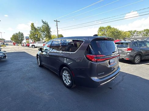 Used 2023 Chrysler Pacifica Touring FWD image 4