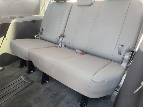 Used 2017 Toyota Sienna XLE Premium image 34