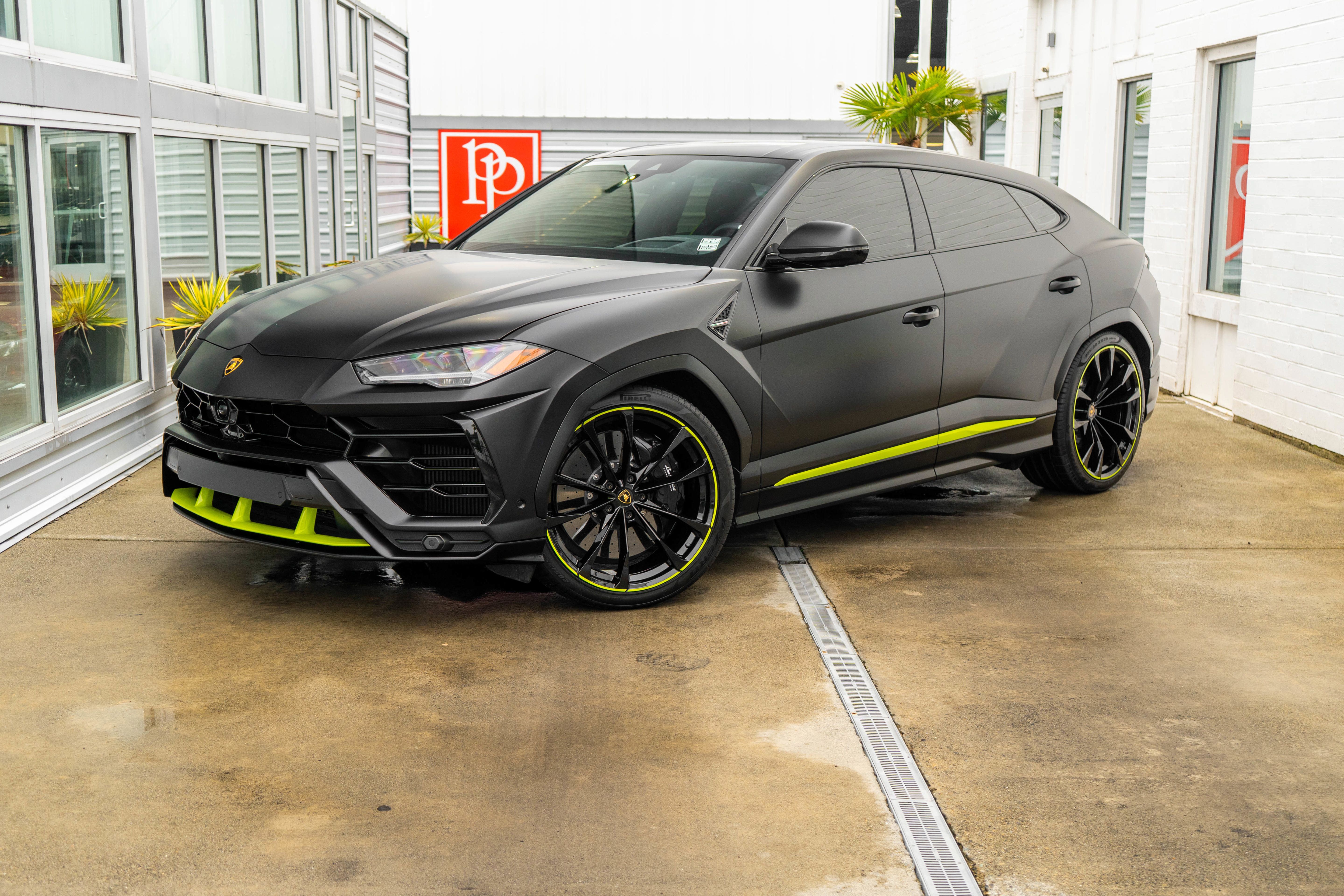 Used 2021 Lamborghini Urus AWD/4WD image 2