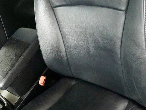 Used 2011 Toyota Highlander SE w/ Tow Pkg image 4