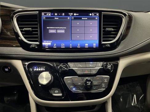 Used 2022 Chrysler Pacifica Limited w/ Uconnect Theater Family Group image 9