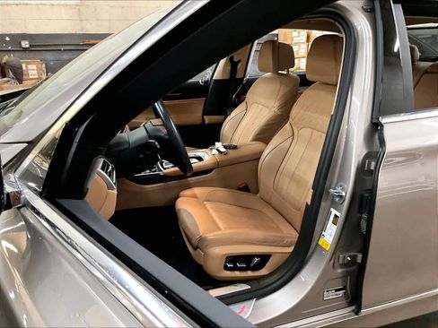 Used 2022 BMW 740i w/ Premium Package image 26