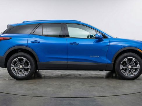 Used 2025 Chevrolet Blazer LT FWD image 11