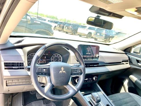 Used 2023 Mitsubishi Outlander SE FWD image 11