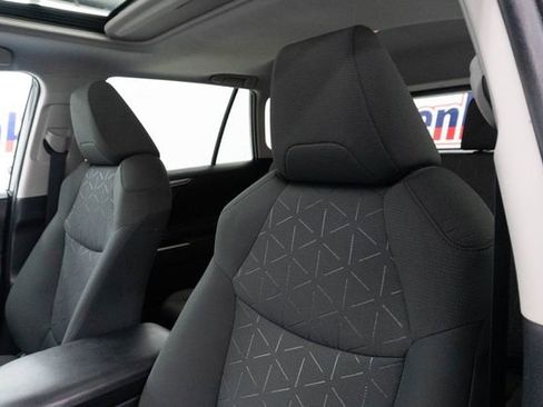 Used 2021 Toyota RAV4 XLE w/ Convenience Package FWD image 14