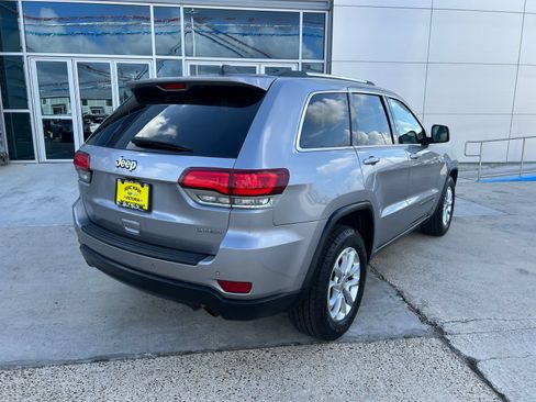 Used 2021 Jeep Grand Cherokee Laredo RWD image 3