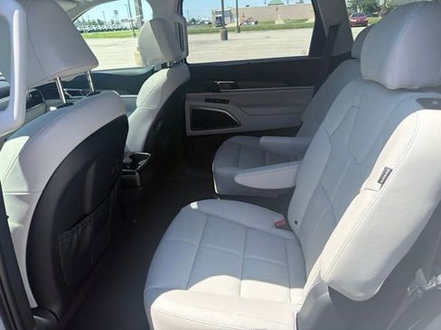 Used 2025 Kia Telluride EX w/ EX Captain's Chair Package FWD image 18
