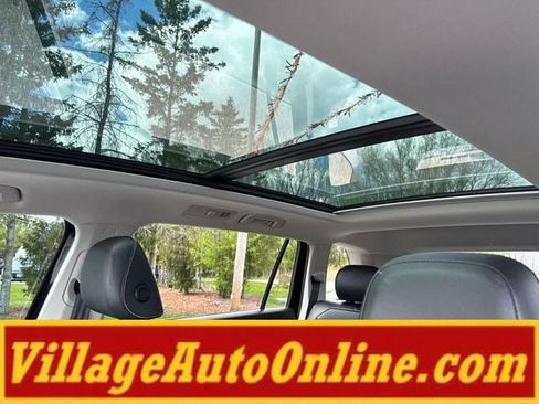 Used 2022 Volkswagen Tiguan SE w/ Panoramic Sunroof Package AWD/4WD image 32