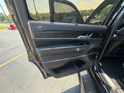 Used 2022 Jeep Grand Wagoneer Series II AWD/4WD image 31