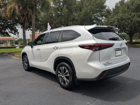 Used 2024 Toyota Highlander XLE FWD image 7