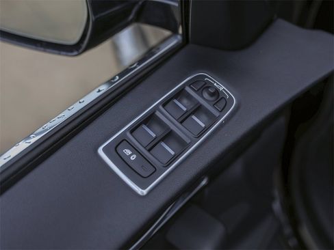 Used 2019 Jaguar F-PACE Prestige image 31