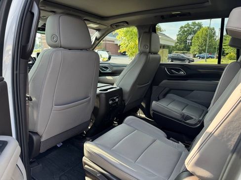 Used 2023 GMC Yukon XL SLT w/ SLT Premium Package AWD/4WD image 13