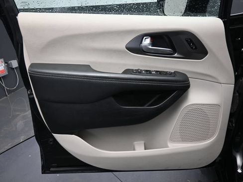 Used 2024 Chrysler Pacifica Touring-L FWD image 22
