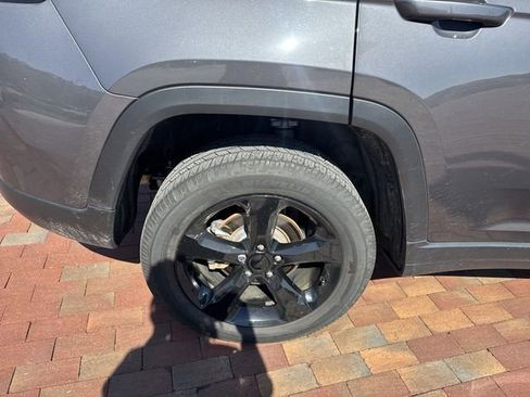 Used 2023 Jeep Grand Cherokee Limited w/ Black Appearance Package image 15