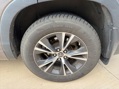 Used 2016 Toyota Highlander XLE AWD/4WD image 9