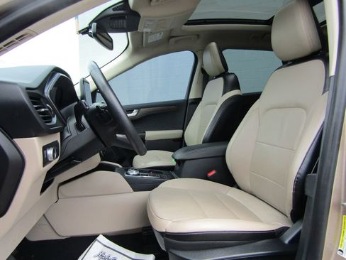 Used 2020 Ford Escape Titanium w/ Titanium Premium Package 2.0 AWD/4WD image 11